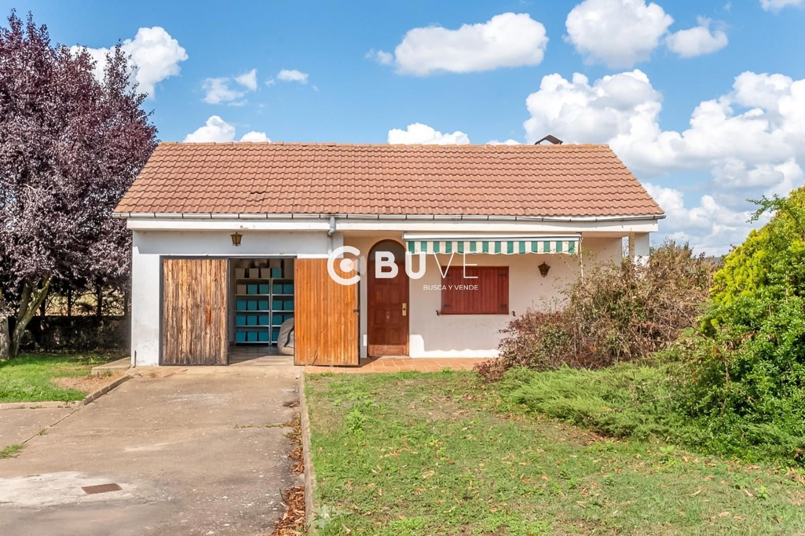 Vista exterior de Casa o xalet en venda en Villaquilambre amb Jardí privat