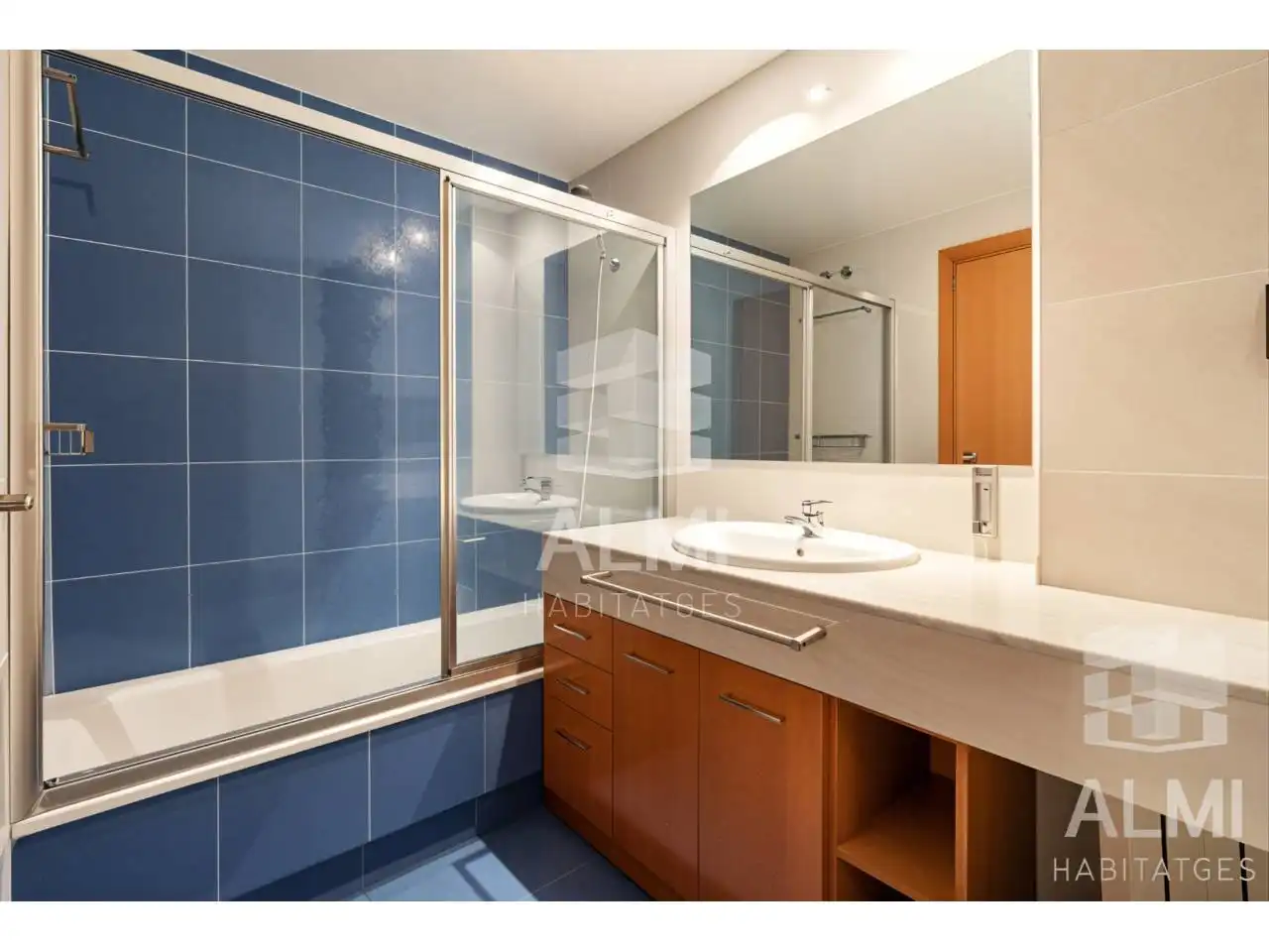 Badezimmer von Wohnung zum Verkauf in Barcelona mit Klimaanlage, Heizung und Parkett