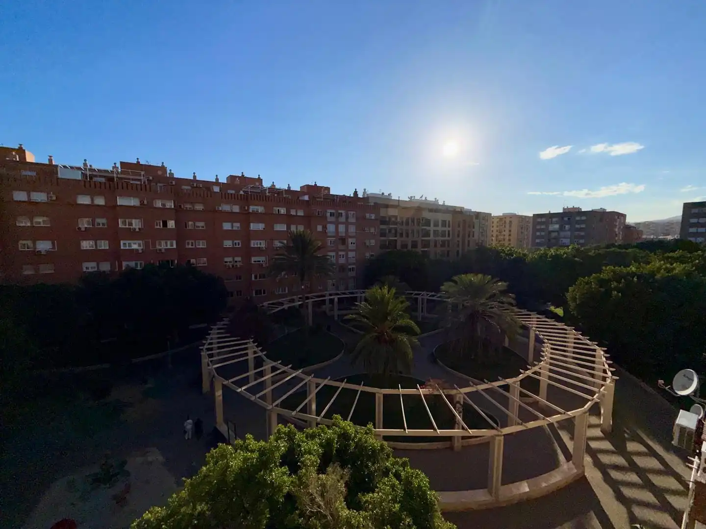 Vista exterior de Pis en venda en Almería amb Balcó
