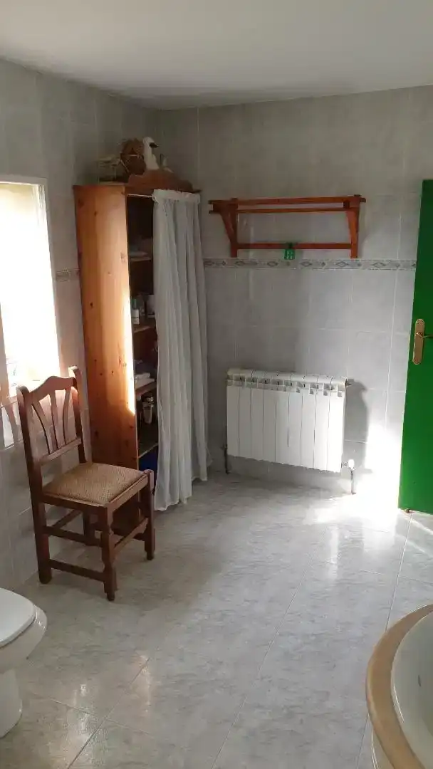 Bany de Finca rústica en venda en Luna amb Moblat, Forn i Rentadora