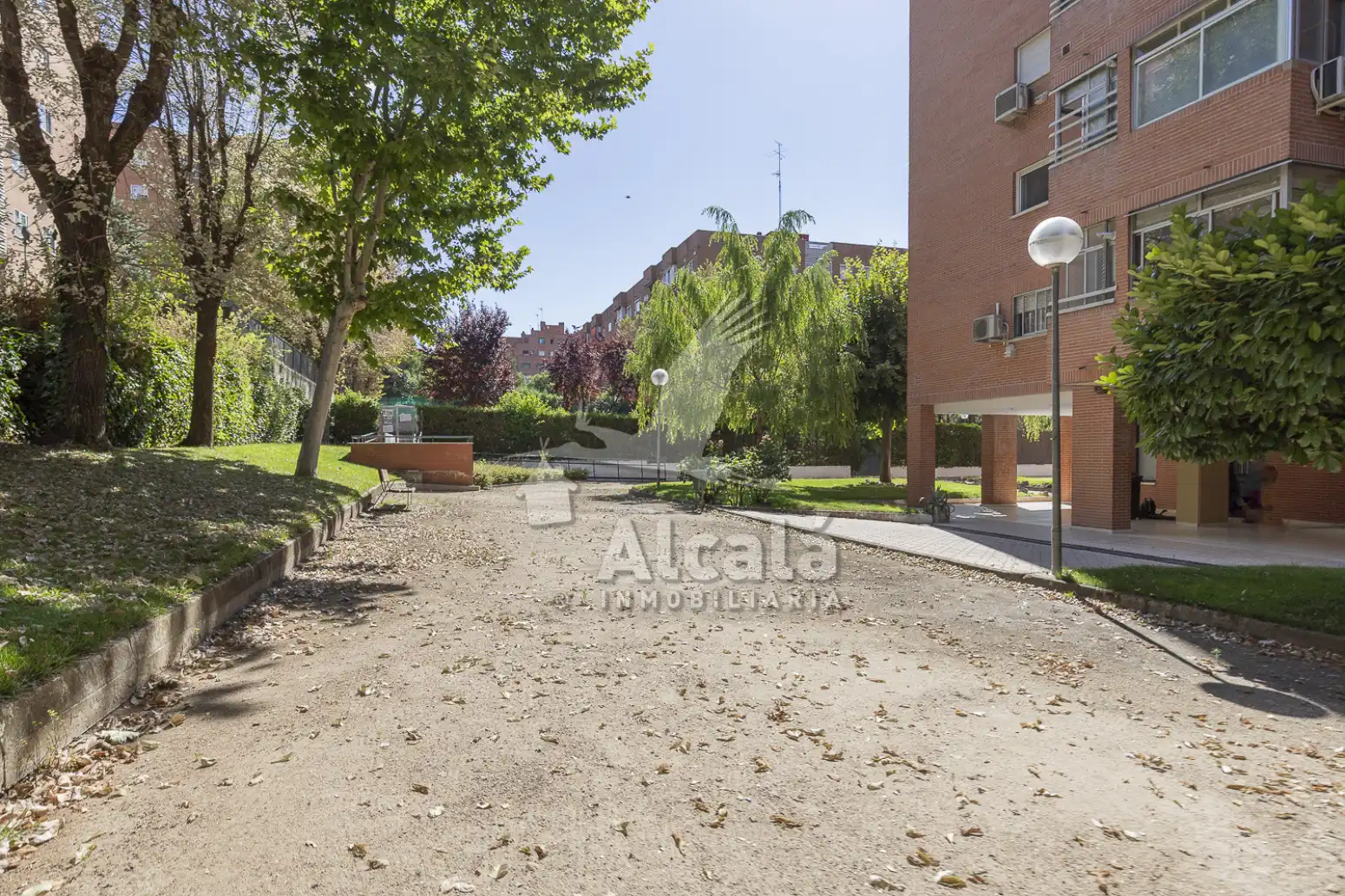 Vista exterior de Piso en venta en Madrid con Calefacción, Jardín privado y Piscina