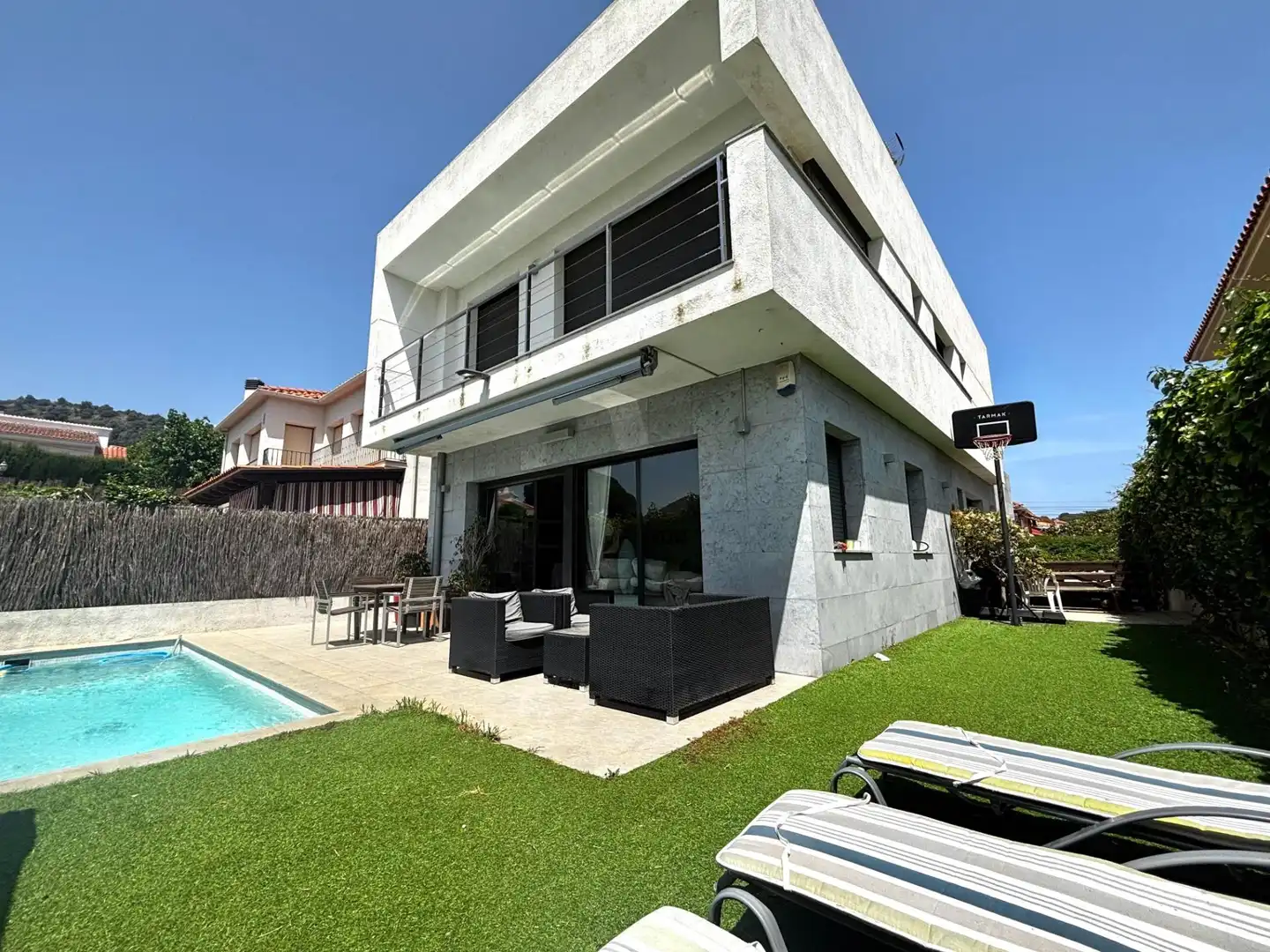 Außenansicht von Haus oder Chalet zum Verkauf in Pineda de Mar mit Klimaanlage, Privatgarten und Terrasse