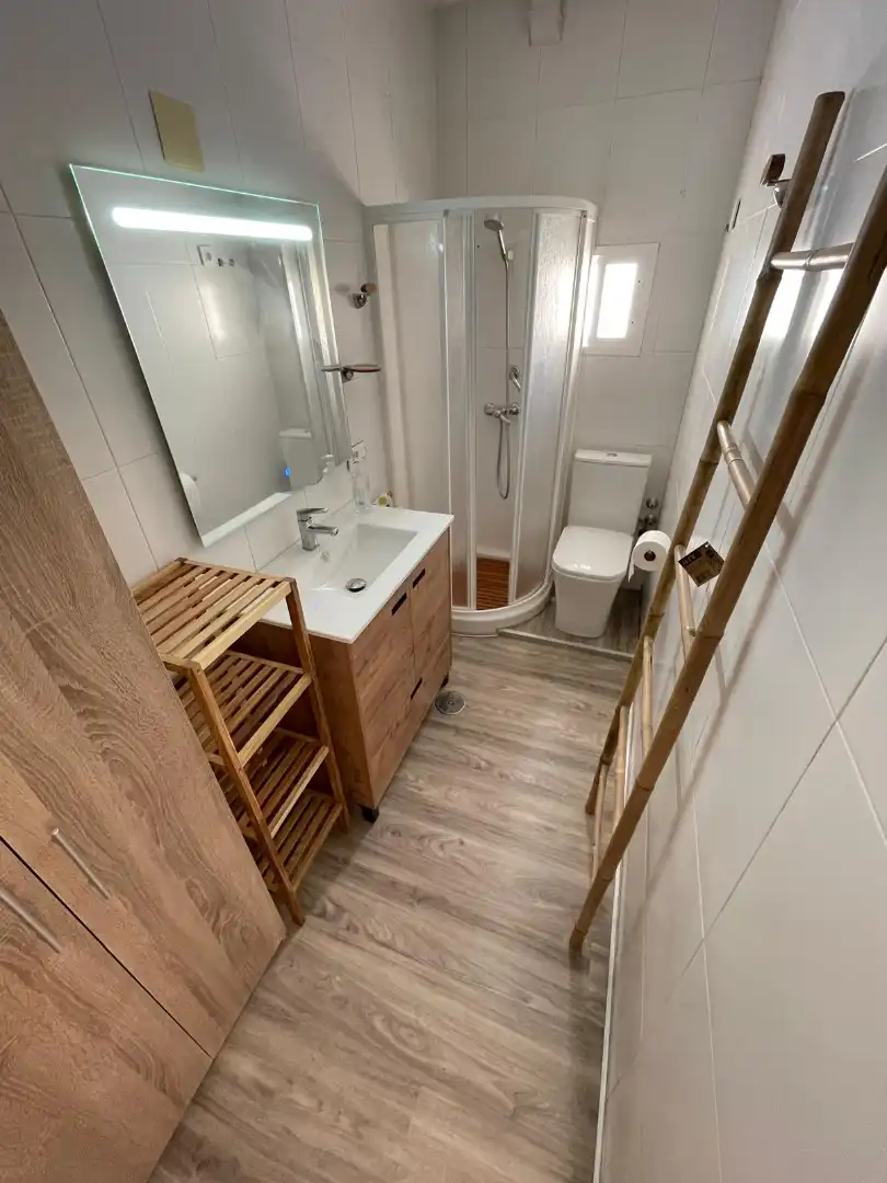 Badezimmer von Wohnungen zur Miete in Jaén mit Klimaanlage, Heizung und Parkett