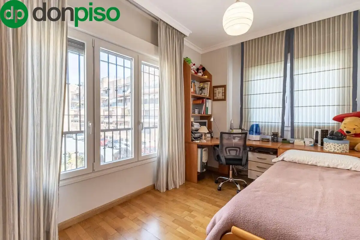 Habitación de Casa adosada en venta en Granada con Calefacción, Jardín privado y Terraza
