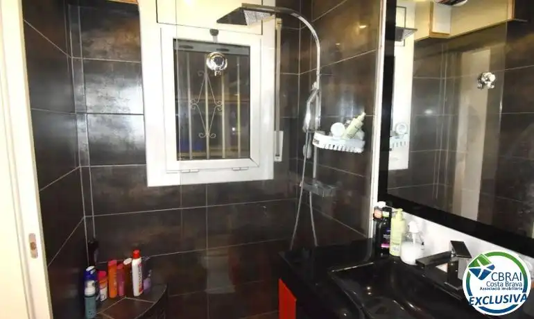Bany de Casa o xalet en venda en Empuriabrava amb Calefacció, Traster i Moblat
