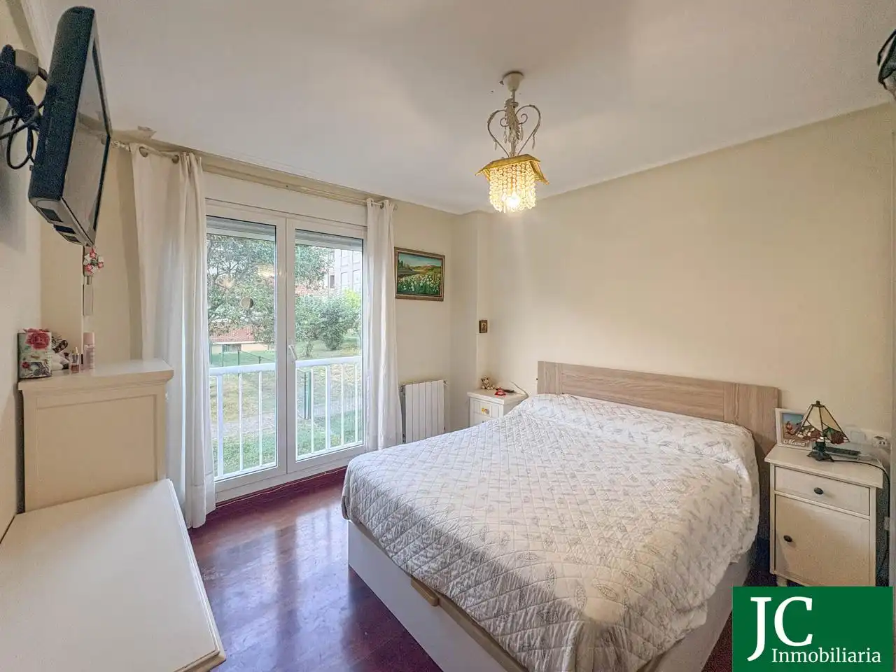 Dormitori de Apartament en venda en Bárcena de Cicero amb Calefacció, Parquet i Terrassa