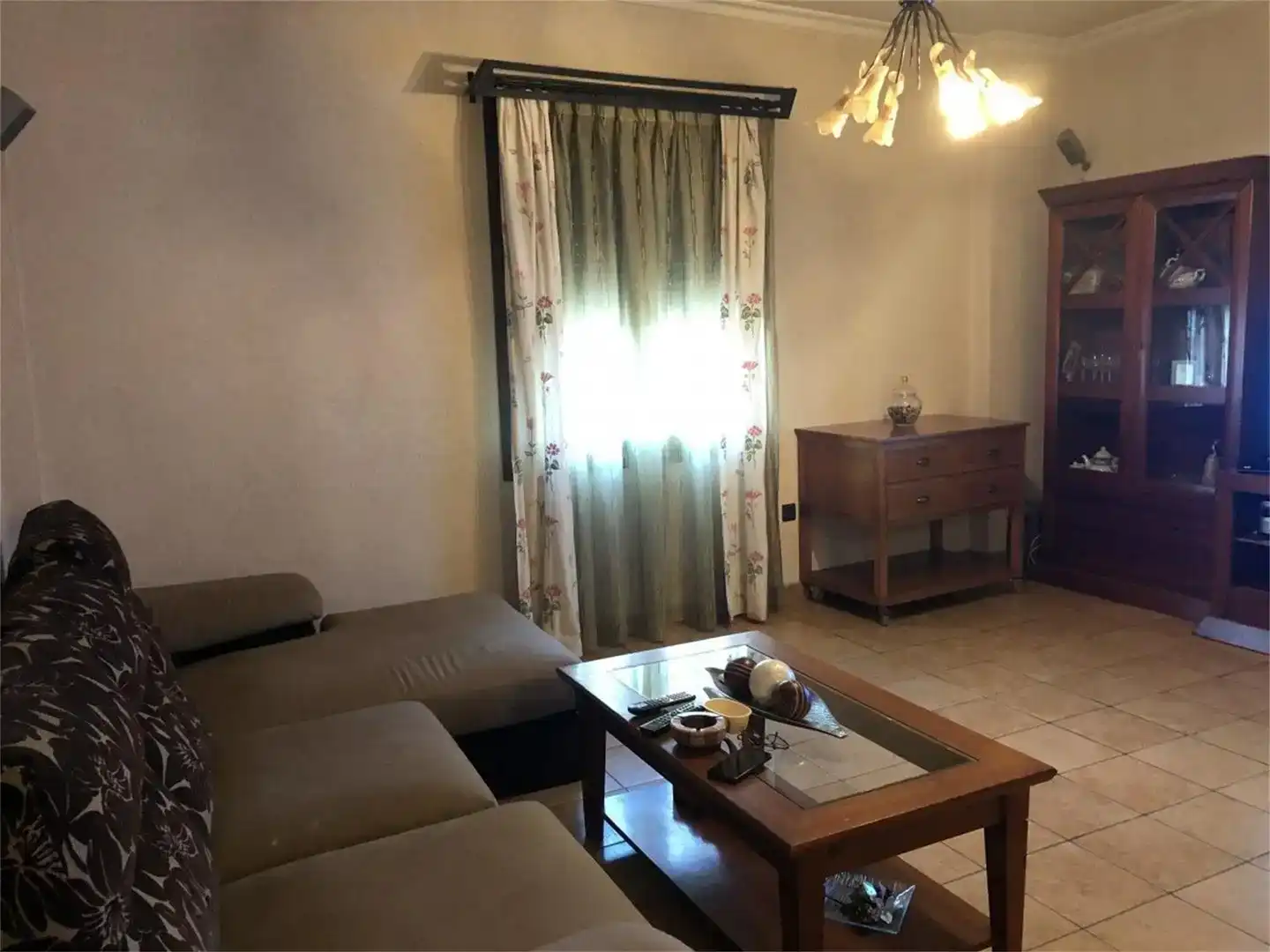 Sala d'estar de Casa adosada en venda en Gibraleón amb Aire condicionat i Moblat