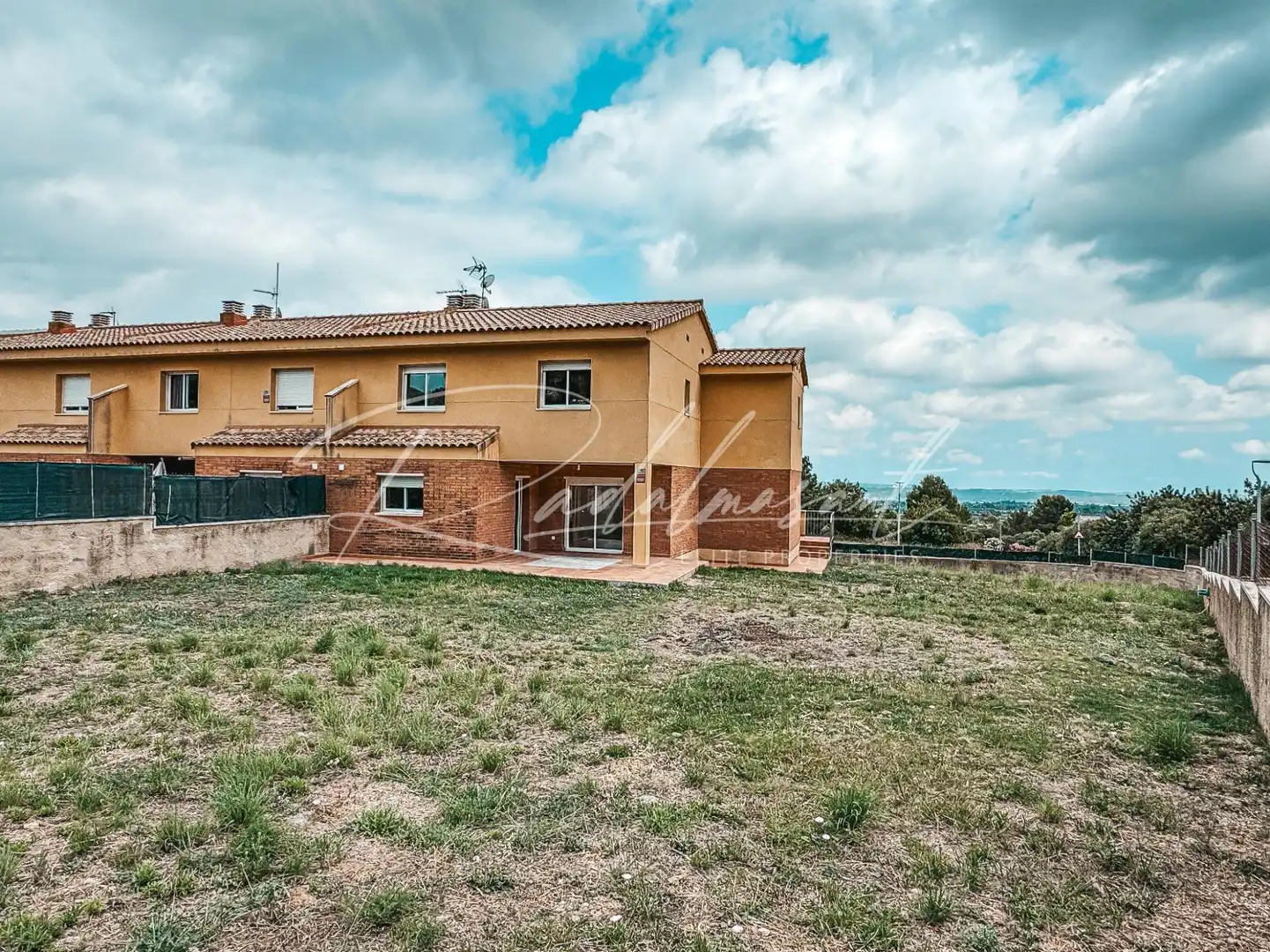 Außenansicht von Einfamilien-Reihenhaus zum Verkauf in Alcover mit Privatgarten und Terrasse