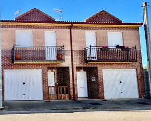 Vista exterior de Casa adosada en venda en Villanueva de las Manzanas amb Terrassa i Balcó