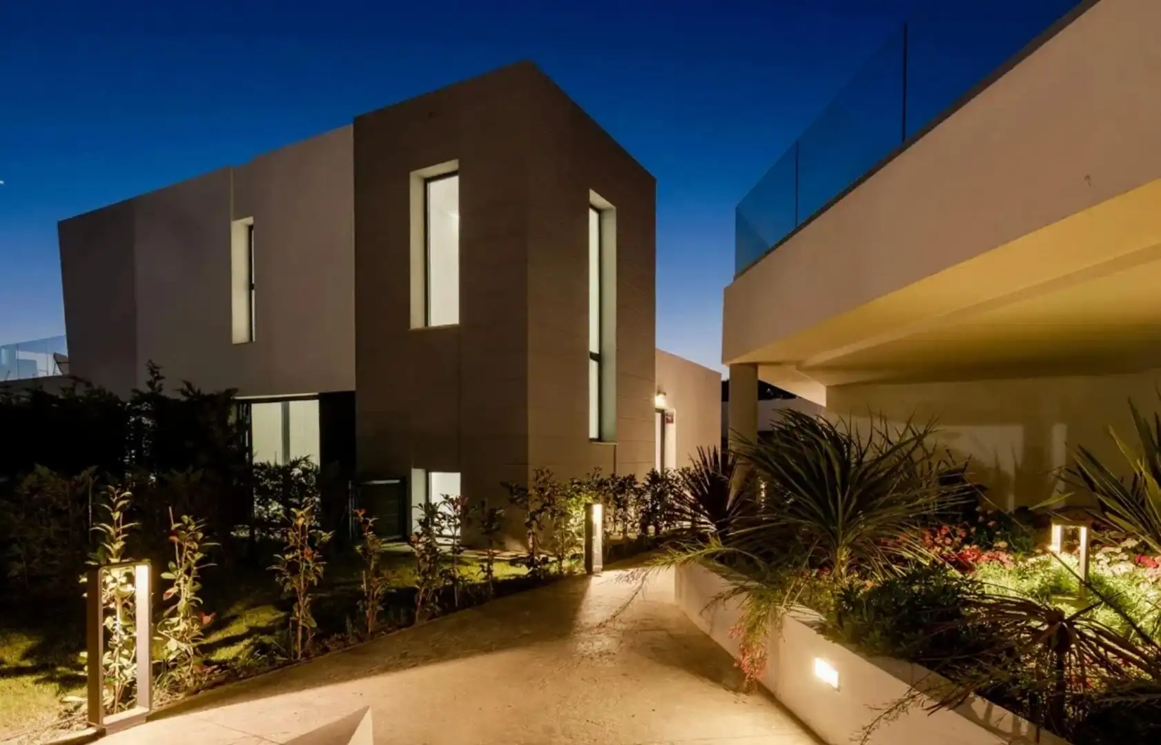 Vista exterior de Casa o xalet en venda en Marbella amb Aire condicionat, Jardí privat i Terrassa