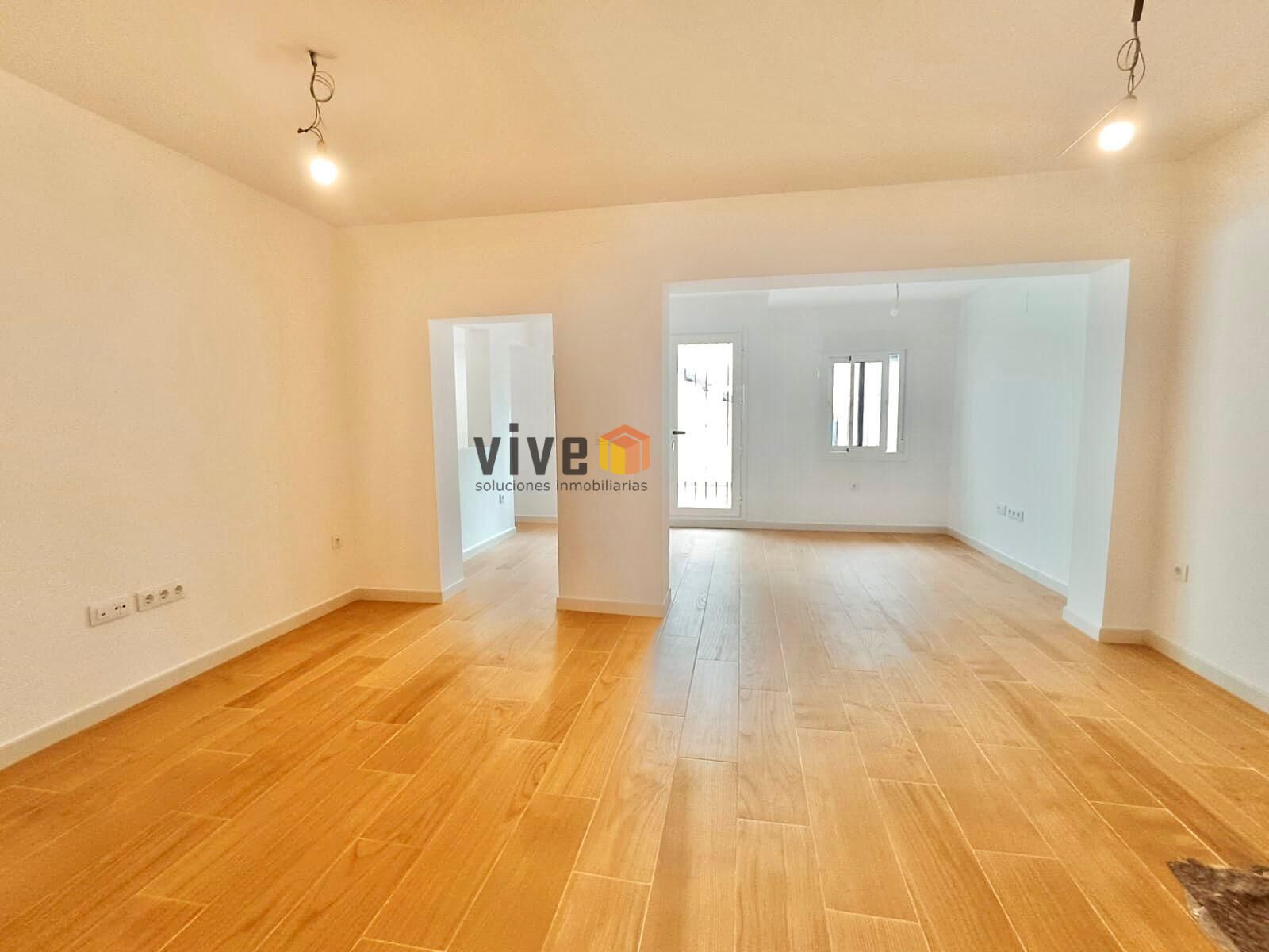 Sala d'estar de Casa adosada en venda en Tomares amb Aire condicionat, Calefacció i Parquet