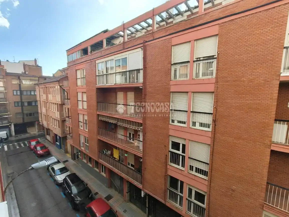 Außenansicht von Wohnung zum Verkauf in Palencia mit Heizung, Parkett und Abstellraum