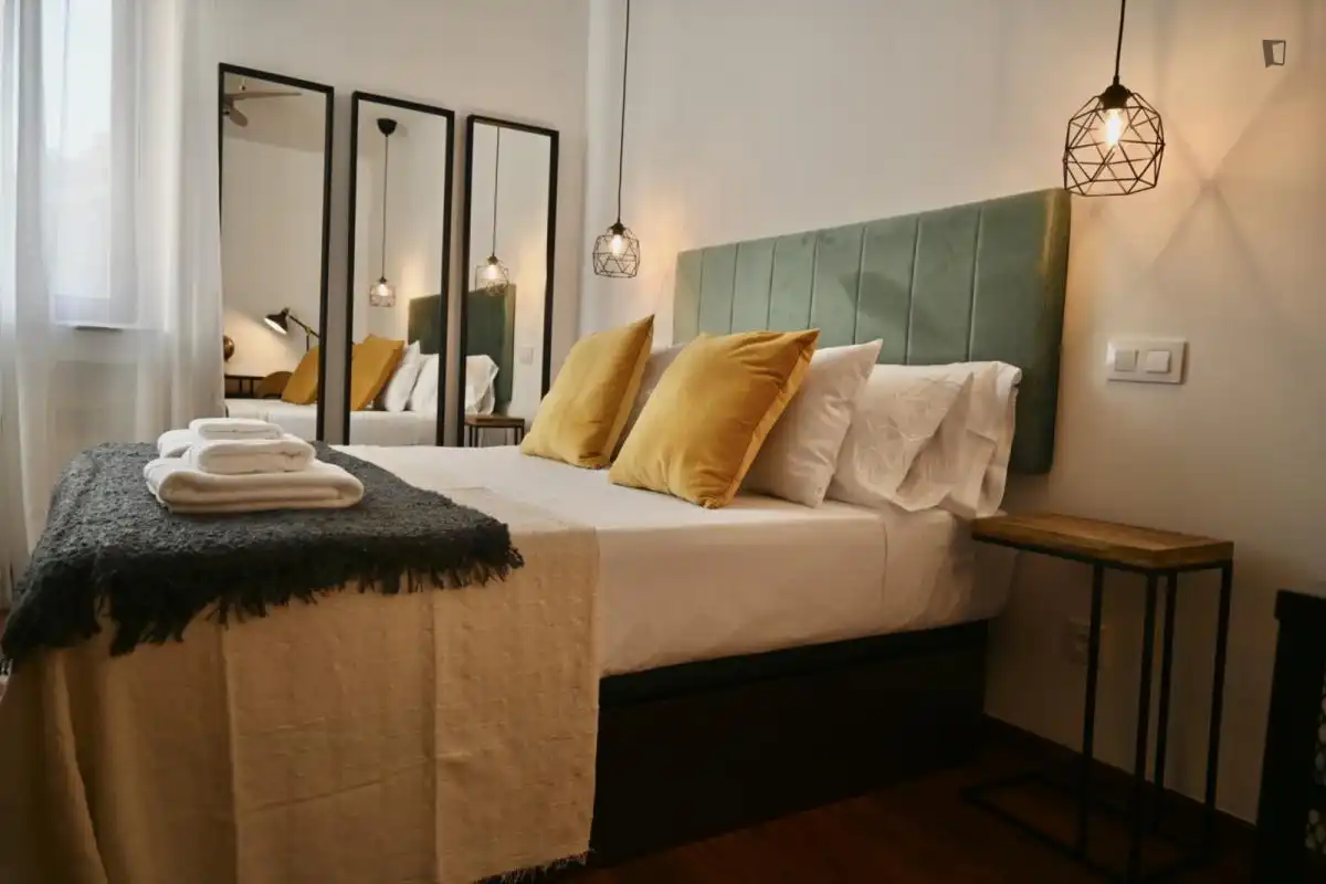 Dormitori de Apartament de lloguer en Madrid amb Aire condicionat, Calefacció i Moblat