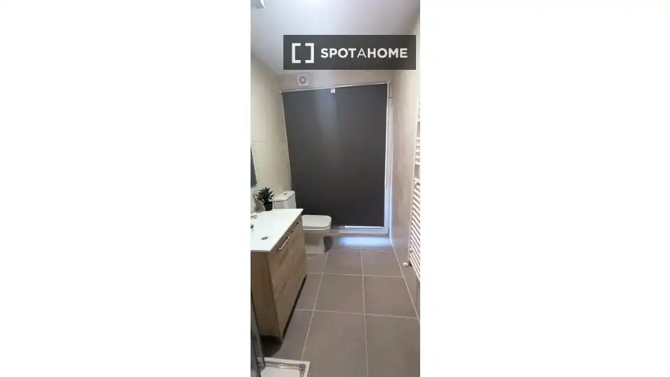 Baño de Piso para compartir en Segovia con Aire acondicionado, Calefacción y Amueblado