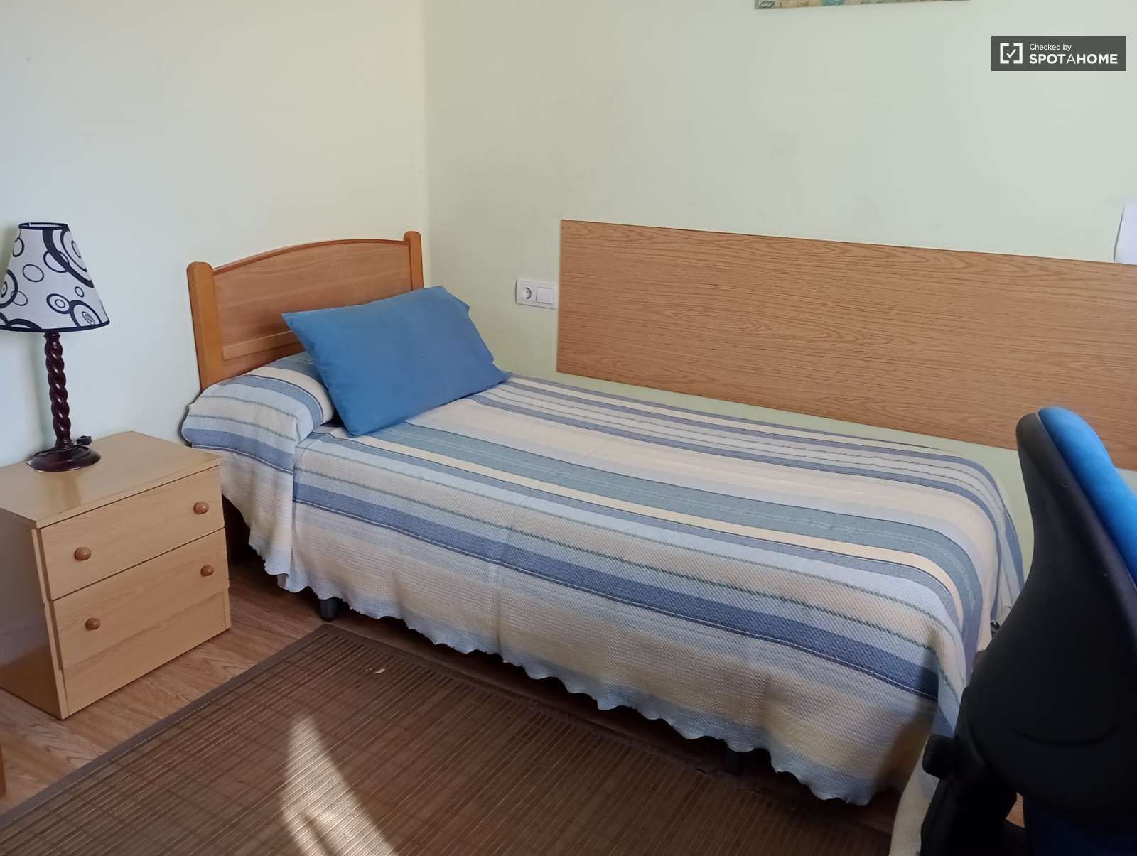 Bedroom of Flat to share in Oviedo   with Air Conditioner and Terrace