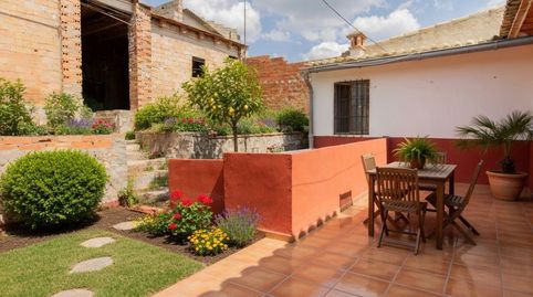 Casa de pueblo con gran potencial en Sumacàrcer , luz, patio, terraza y zona de cultivo.