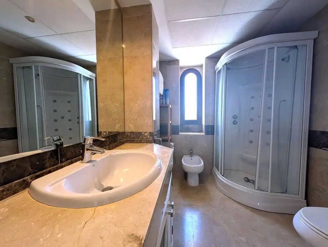 Badezimmer von Einfamilien-Reihenhaus zur Miete in La Alcaidesa mit Klimaanlage, Heizung und Privatgarten