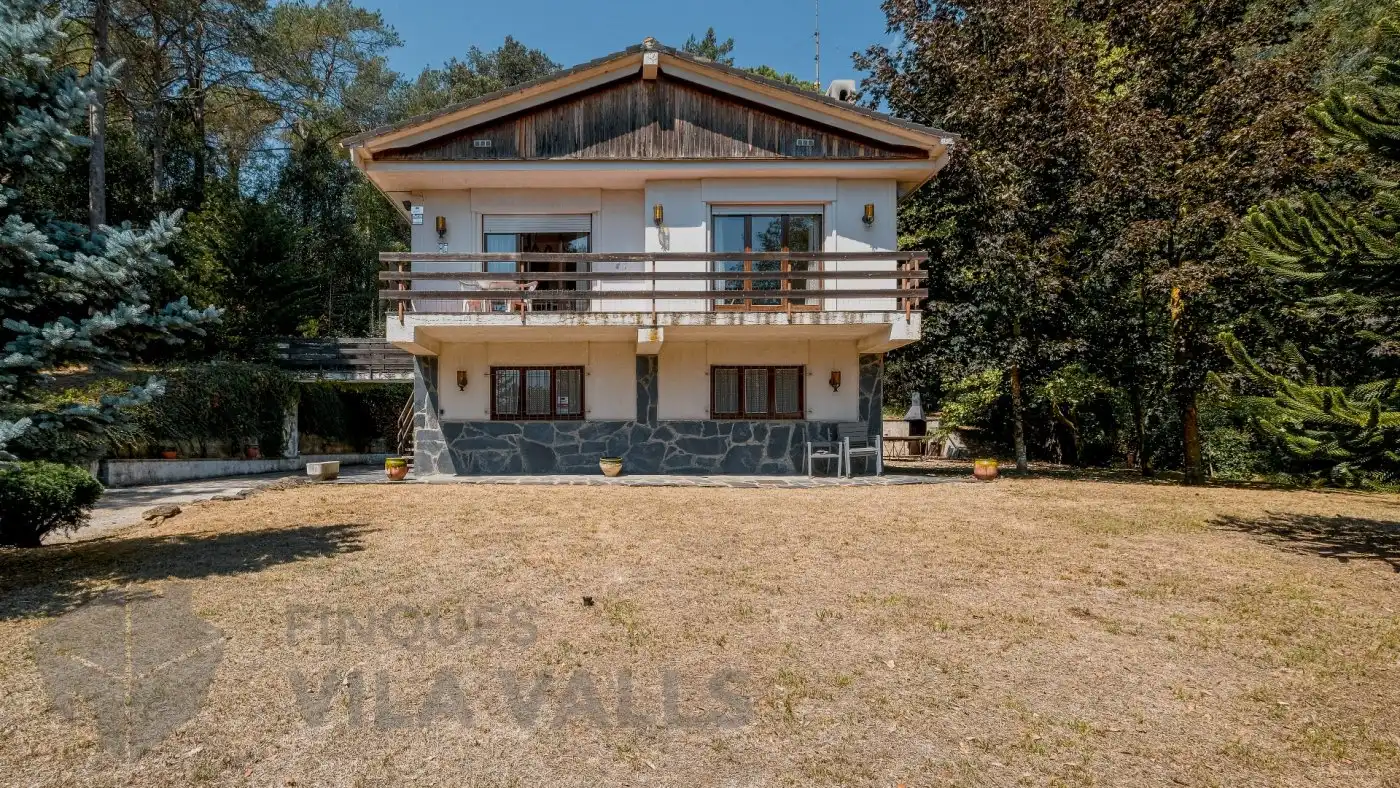 Außenansicht von Haus oder Chalet zum Verkauf in Sant Quirze Safaja mit Privatgarten und Balkon