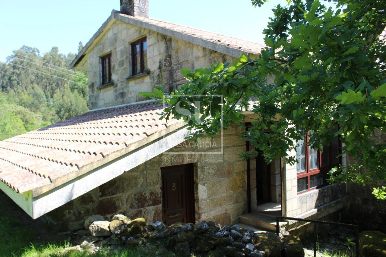 Vista exterior de Finca rústica en venda en A Lama   amb Jardí privat