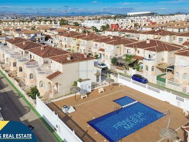 Chalet con piscina en venta en Nueva Torrevieja - Aguas Nuevas