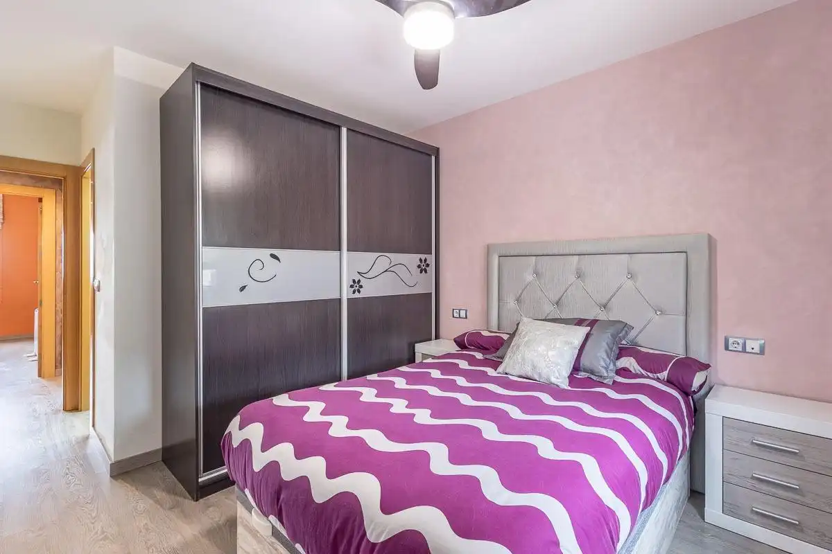 Bedroom of Flat for sale in Granada  with Air Conditioner, Heating and Storage room