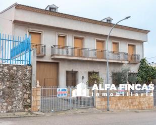 Vista exterior de Casa o xalet en venda en La Alberca de Záncara  amb Calefacció, Jardí privat i Terrassa