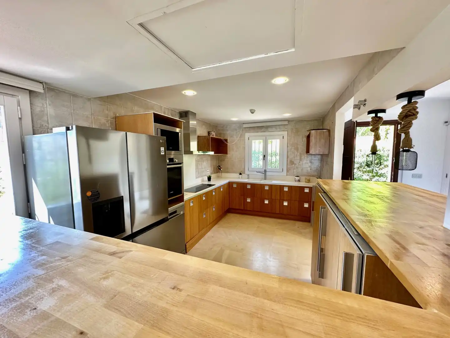 Küche von Einfamilien-Reihenhaus zum Verkauf in Marbella mit Klimaanlage, Privatgarten und Terrasse