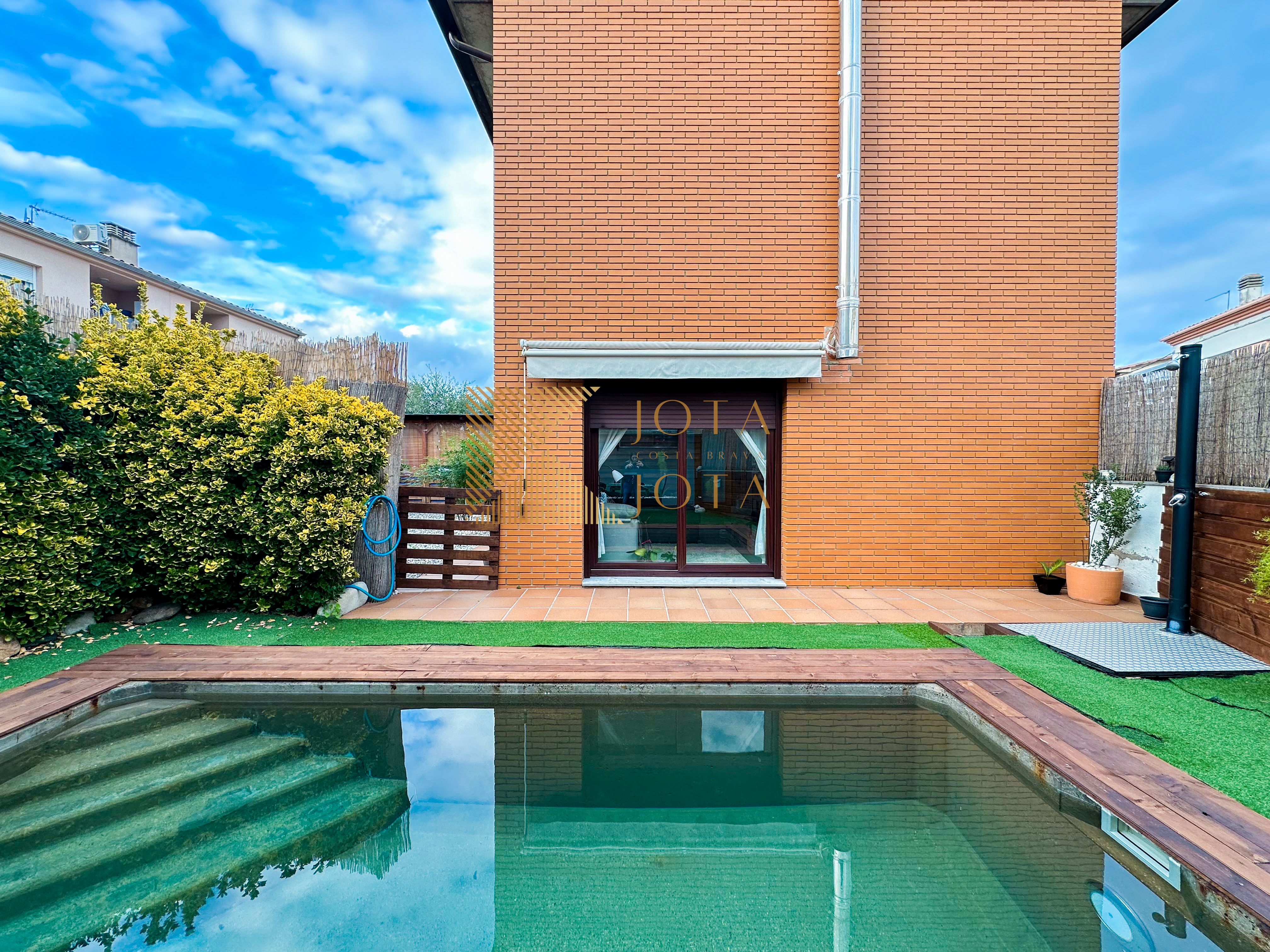 Piscina de Casa adosada en venda en Anglès amb Aire condicionat, Calefacció i Jardí privat