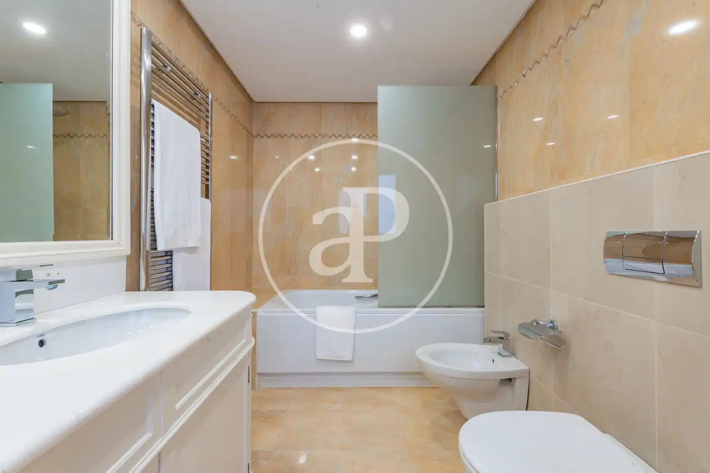 Bathroom of Flat for rent in Madrid  with Air Conditioner, Heating and Terrace