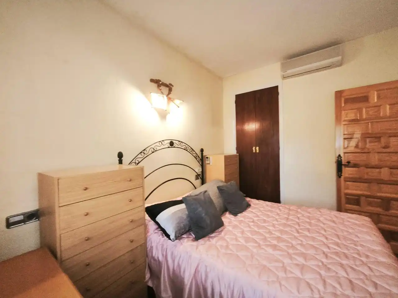 Dormitori de Casa o xalet en venda en Villa del Prado amb Aire condicionat, Calefacció i Jardí privat