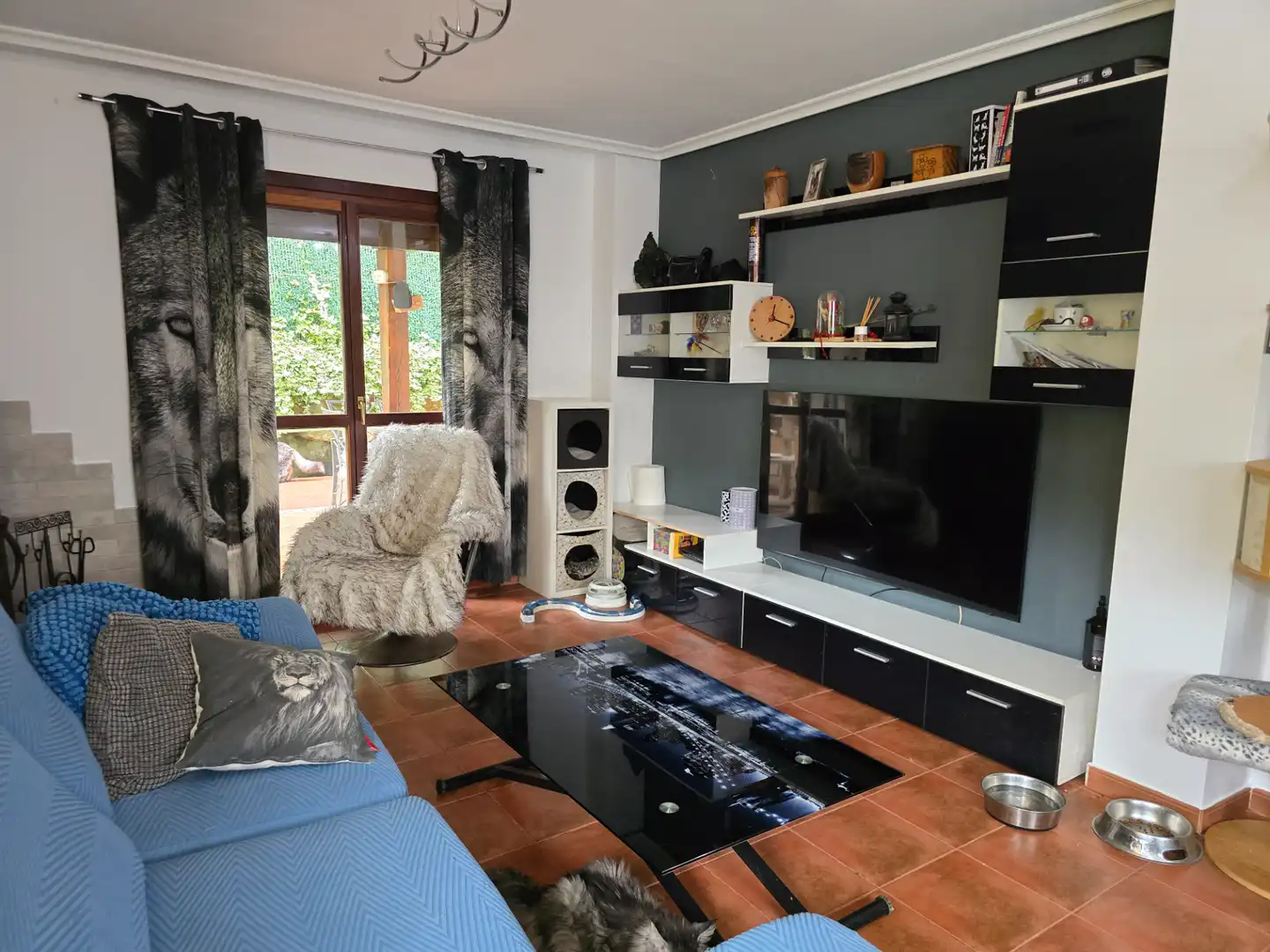 Wohnzimmer von Einfamilien-Reihenhaus zum Verkauf in Castro-Urdiales mit Heizung, Privatgarten und Parkett