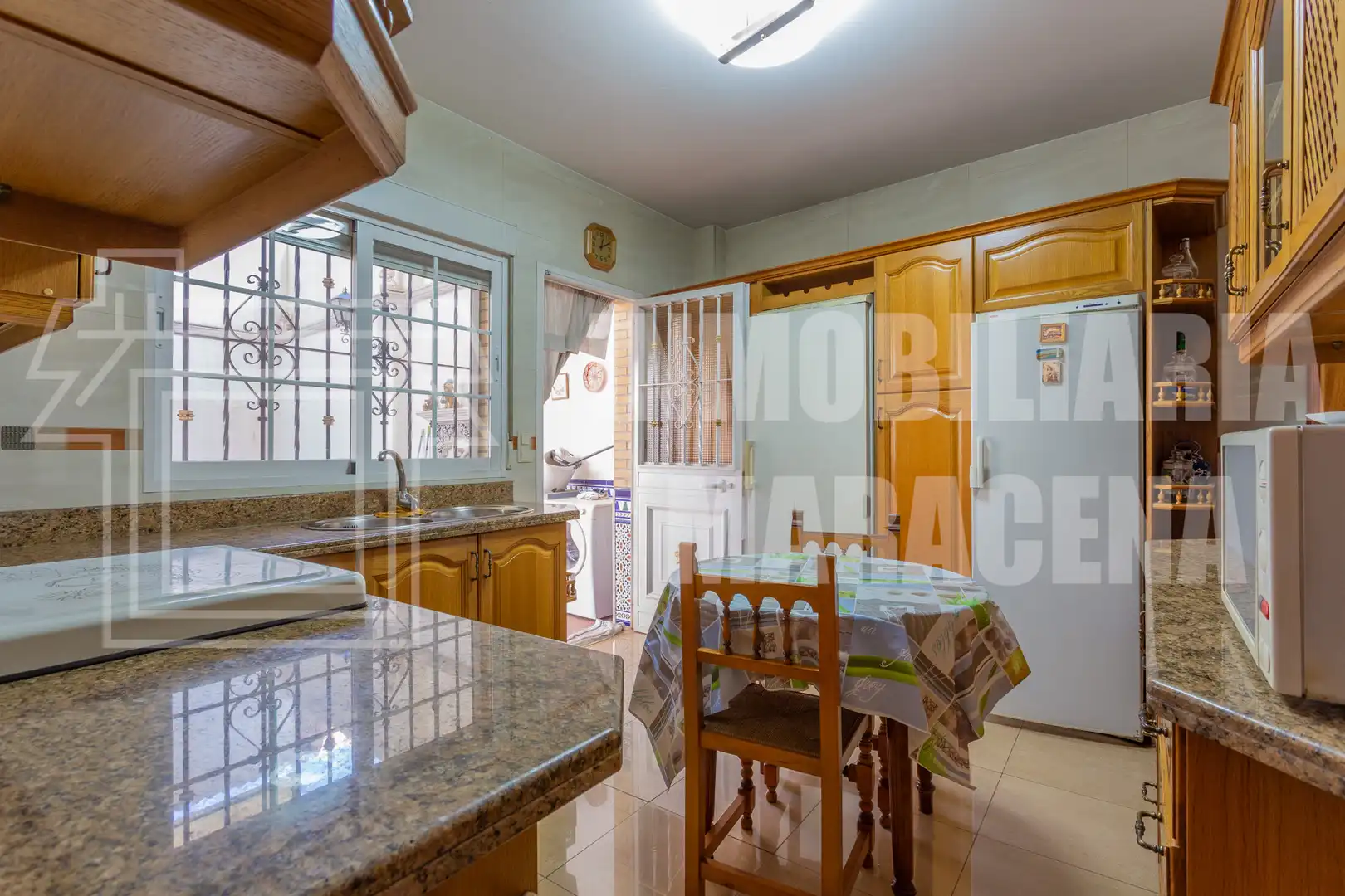 Kitchen of Houses for sale in Granada  with Air Conditioner, Terrace and Oven