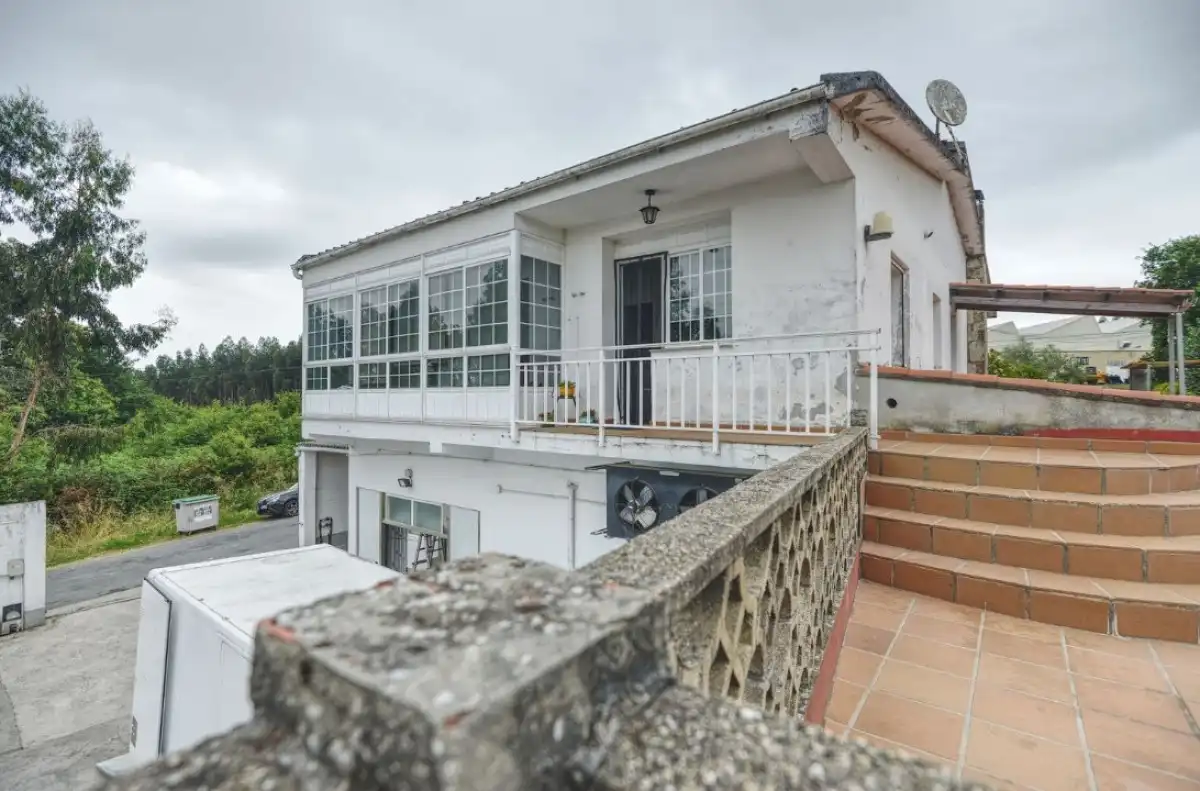 Vista exterior de Nave industrial en venta en Cambre 