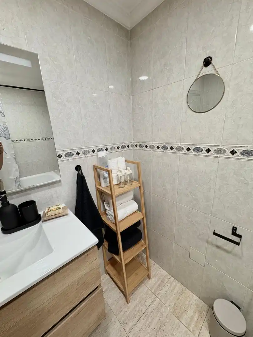 Bany de Apartament de lloguer en Torrevieja amb Piscina, Moblat i Rentadora