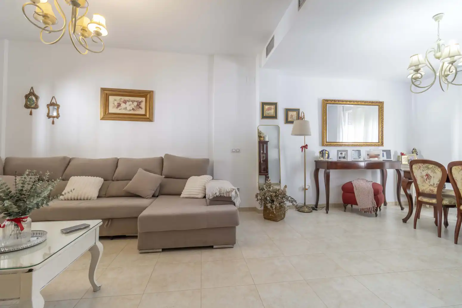 Sala d'estar de Casa adosada en venda en Gines amb Aire condicionat, Jardí privat i Terrassa