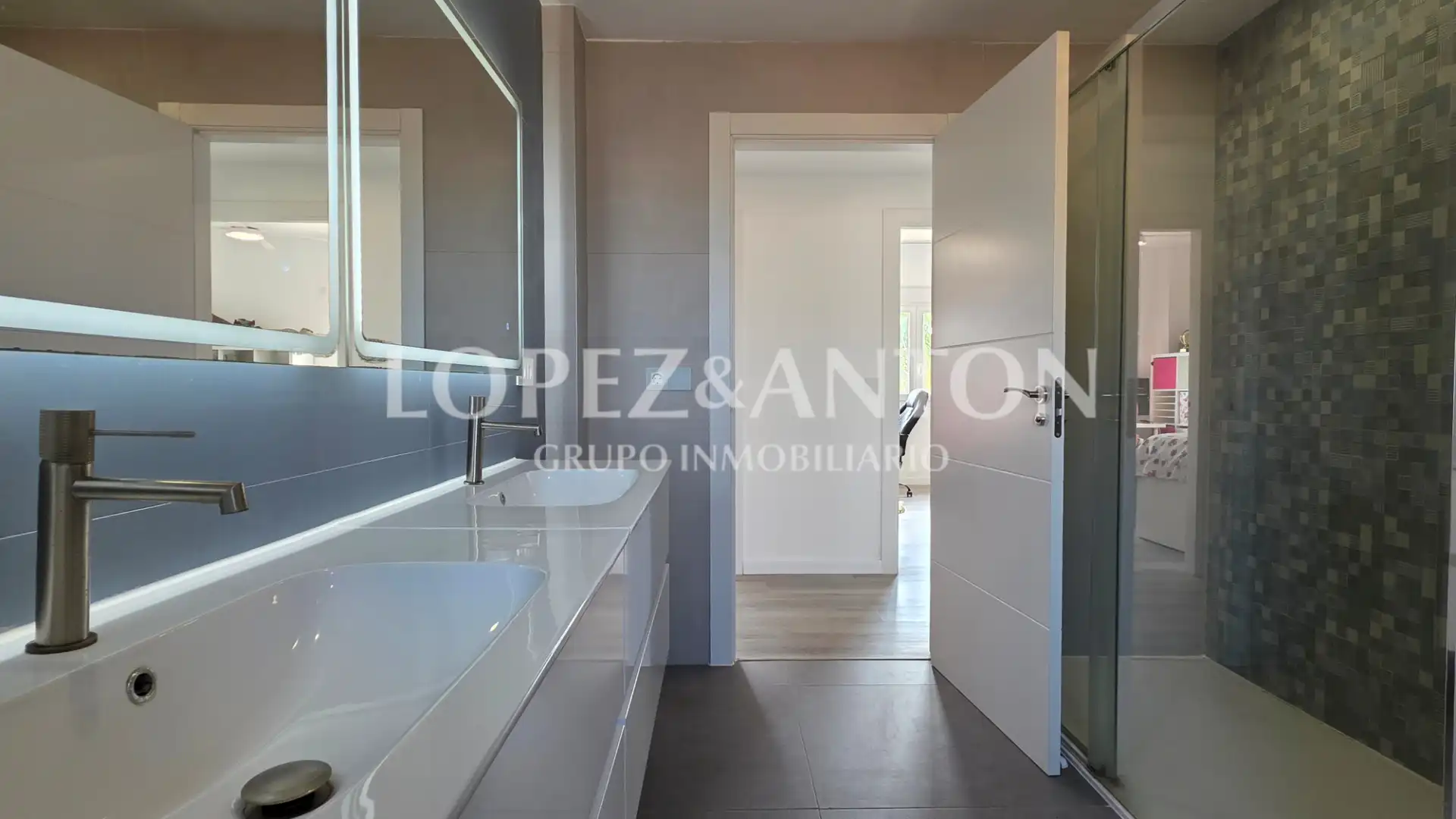 Badezimmer von Haus oder Chalet zum Verkauf in L'Eliana mit Klimaanlage, Heizung und Privatgarten