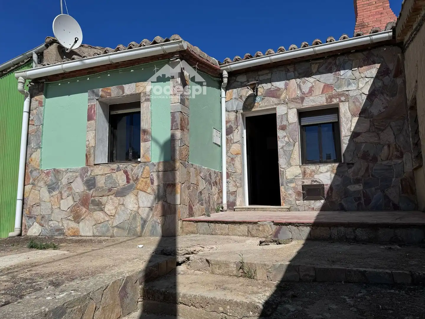 Vista exterior de Casa adosada en venta en Villardondiego con Terraza, Trastero y Amueblado