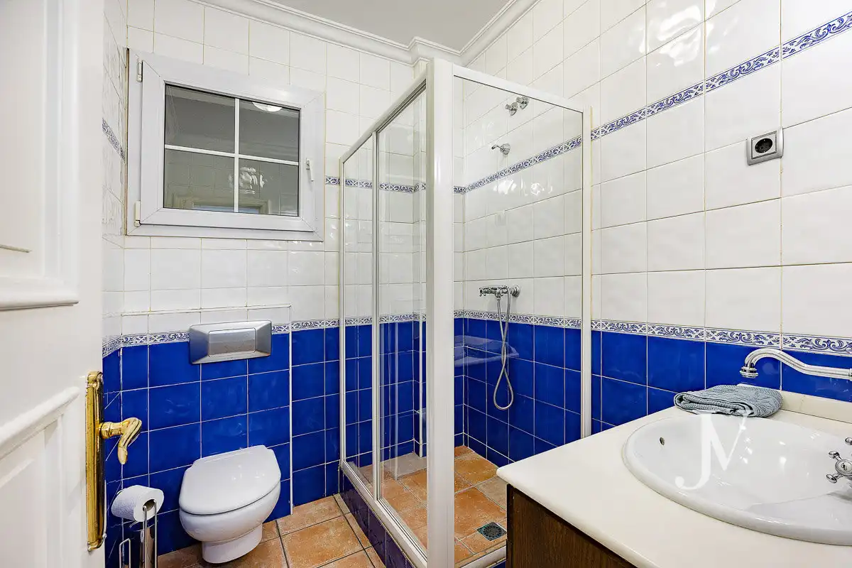 Baño de Casa adosada en venta en Madrid con Aire acondicionado, Calefacción y Jardín privado