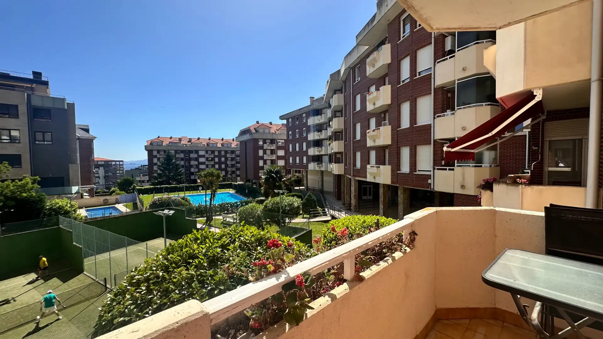 Vista exterior de Piso en venta en Castro-Urdiales con Calefacción, Terraza y Amueblado