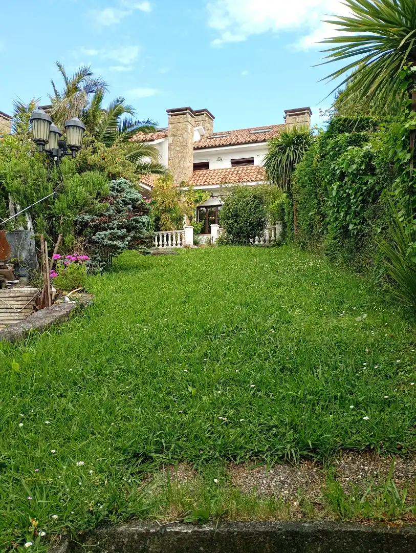 Jardí de Casa adosada en venda en Gijón  amb Calefacció, Jardí privat i Terrassa