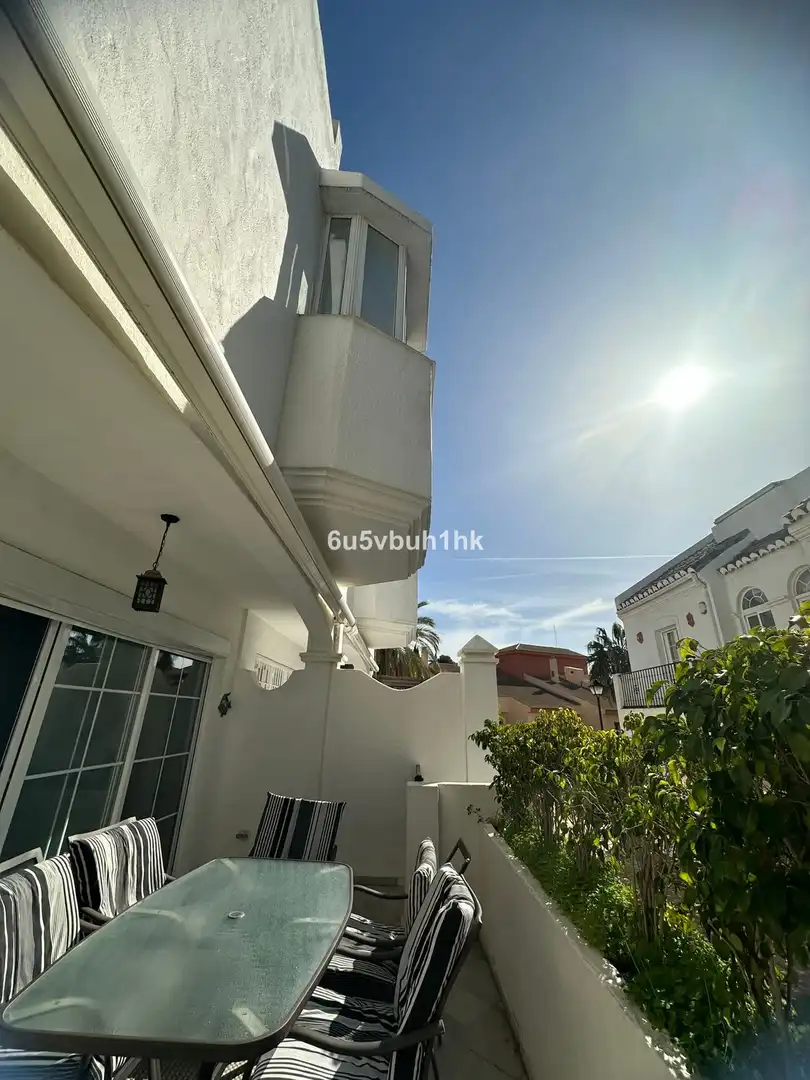 Vista exterior de Casa adosada de lloguer en Marbella amb Aire condicionat, Jardí privat i Piscina