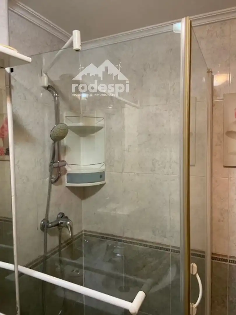 Baño de Ático en venta en Vigo  con Calefacción, Trastero y Amueblado