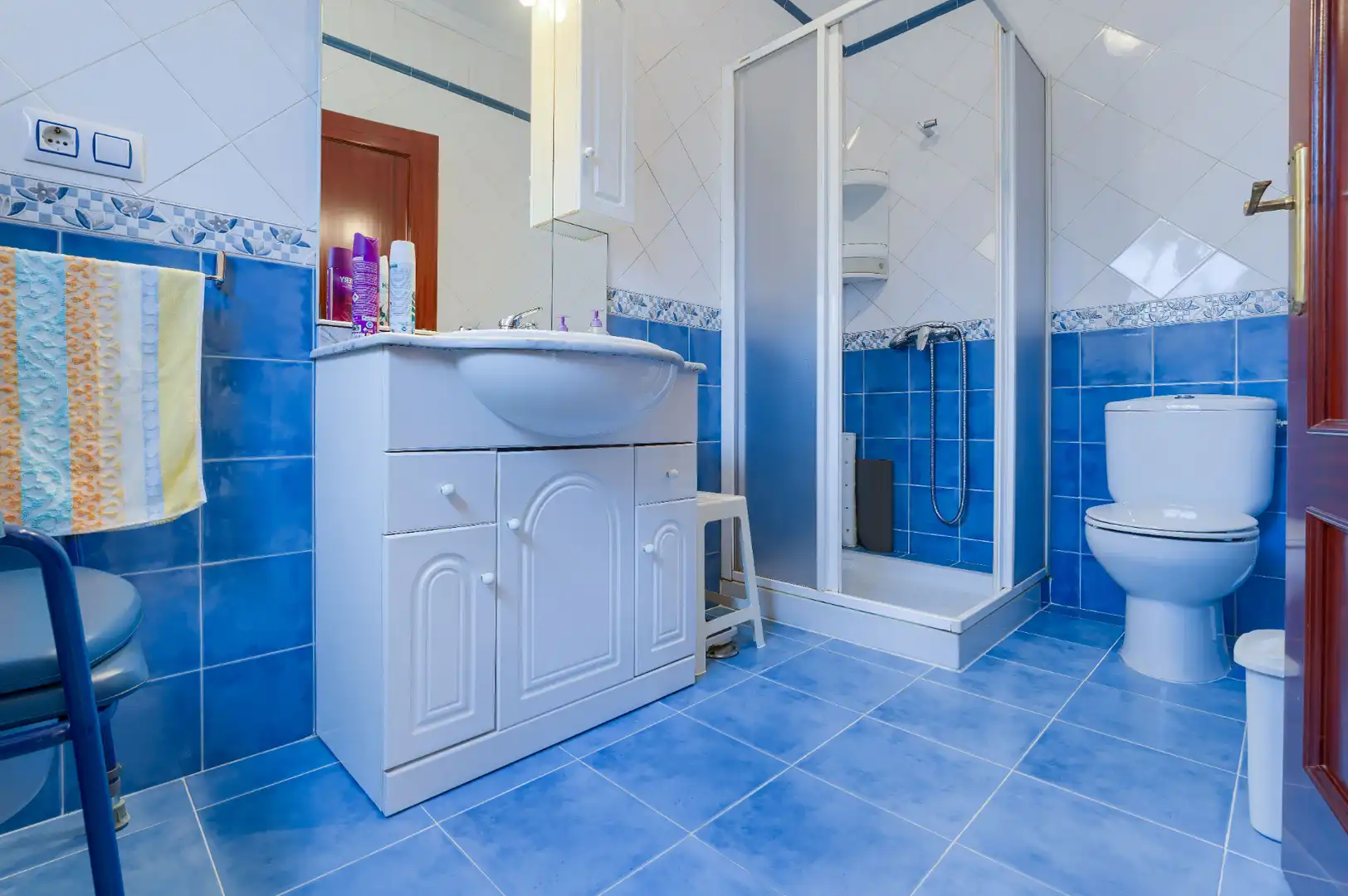 Baño de Casa adosada en venta en Mairena del Aljarafe con Aire acondicionado, Calefacción y Jardín privado