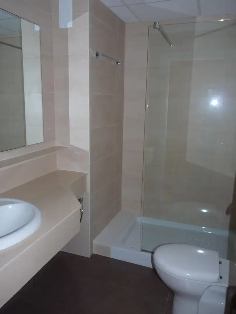 Baño de Piso de alquiler en Barcelona con Aire acondicionado, Calefacción y Parquet