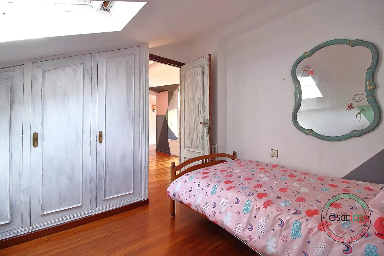 Dormitori de Casa o xalet en venda en Gijón  amb Calefacció, Parquet i Moblat