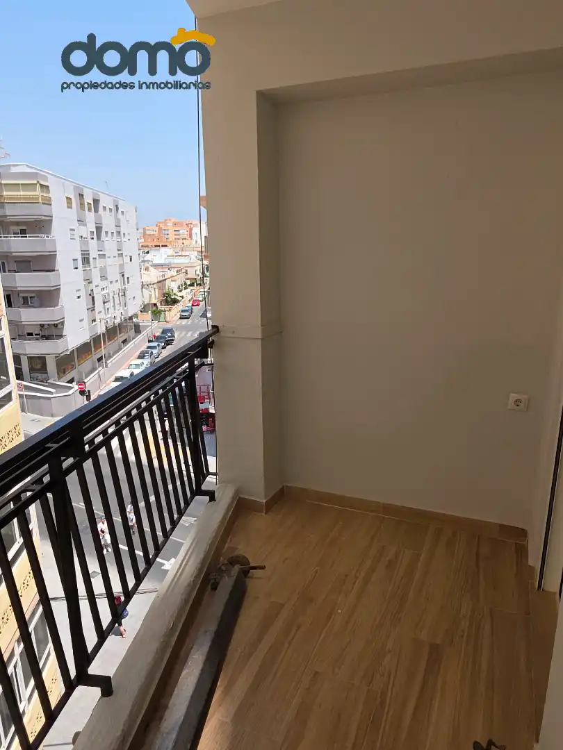 Terrassa de Pis per a compartir en Almería amb Aire condicionat, Moblat i Forn