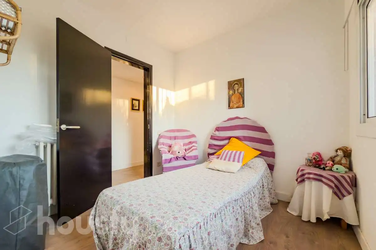 Dormitori de Casa o xalet en venda en Barcelona amb Aire condicionat, Calefacció i Jardí privat