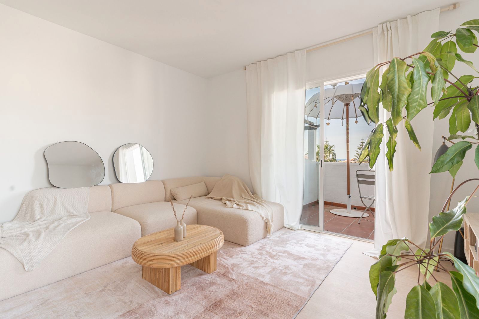 Sala d'estar de Àtic en venda en Estepona amb Aire condicionat, Terrassa i Moblat