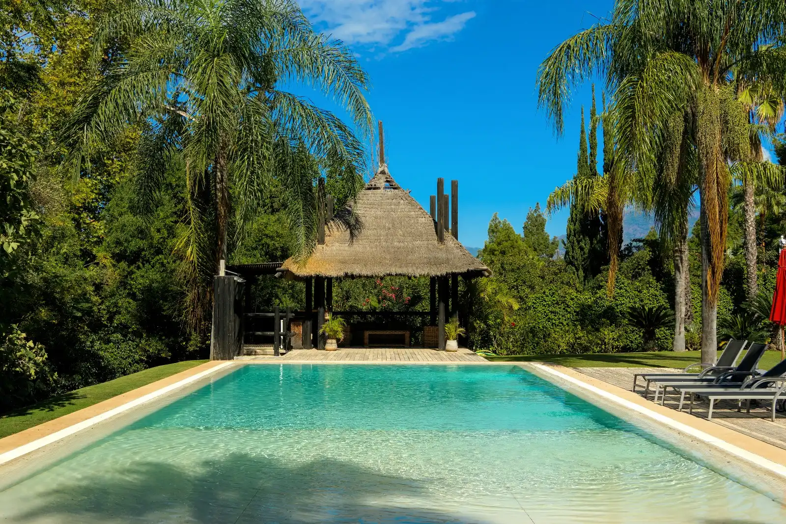 Piscina de Casa o xalet en venda en Marbella amb Aire condicionat, Jardí privat i Parquet