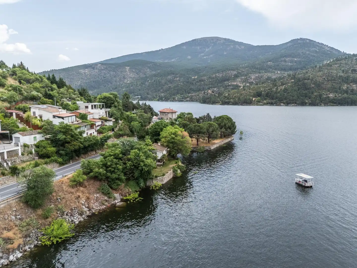 Vista exterior de Finca rústica en venda en El Barraco  amb Jardí privat, Terrassa i Piscina